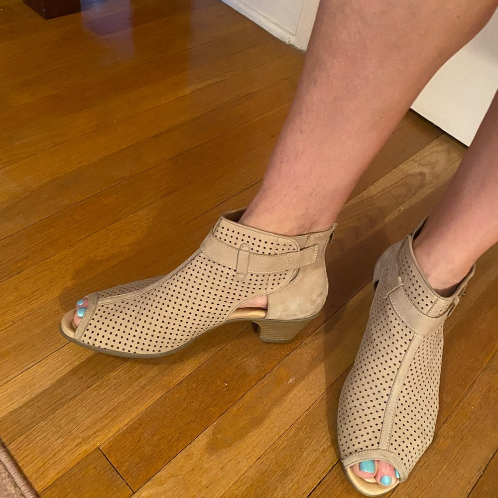 Born booties woman’s size 12. Lightly used, excellent condition.